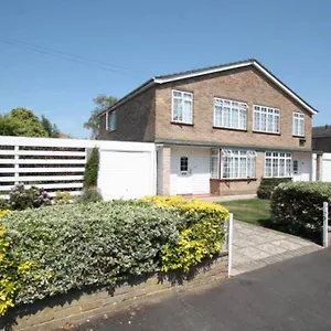 nicely-decorated-3-bedroom-house-near-heathrow-london.brighton-hotels-england.com/